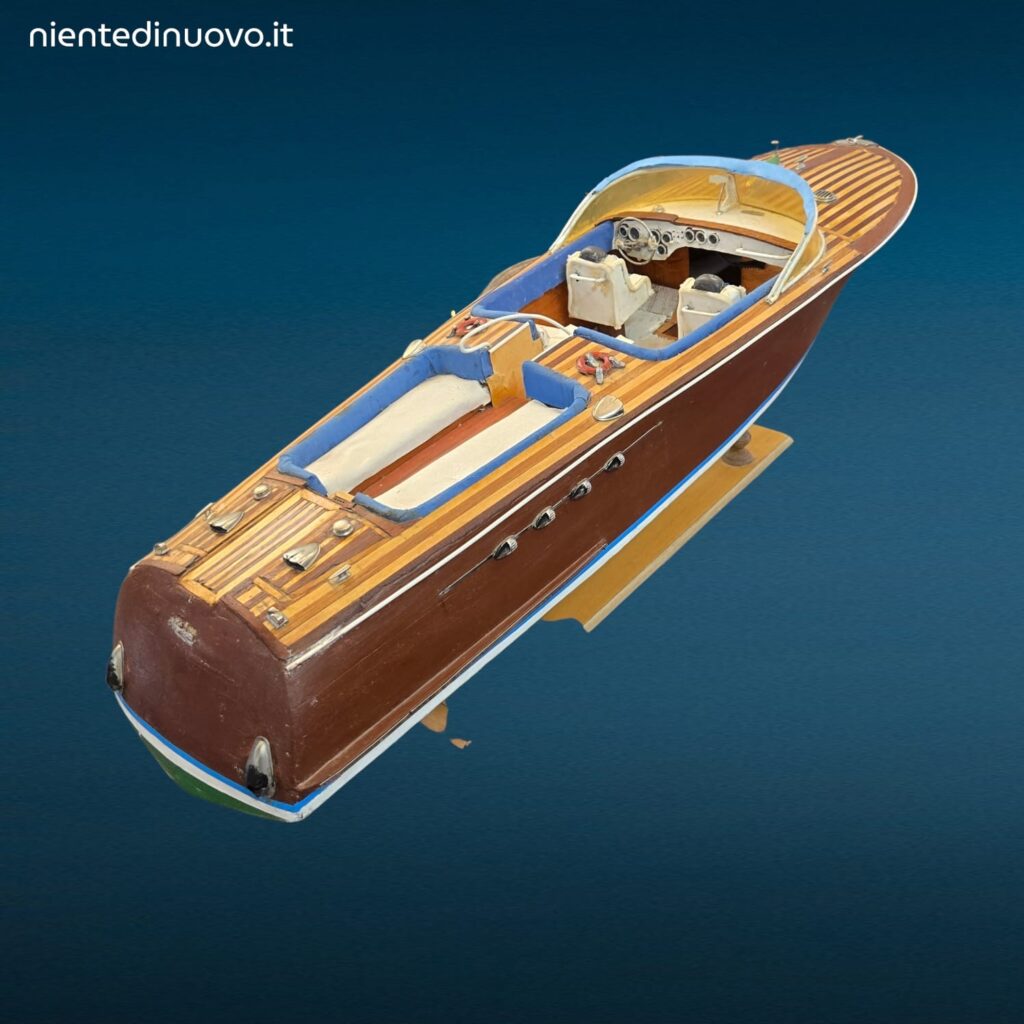 Modellino in legno Riva Aquarama anni 60 con basamento espositivo