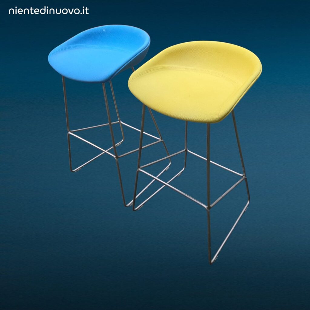 Sgabello minimalista in acciaio colore giallo acido e azzurro