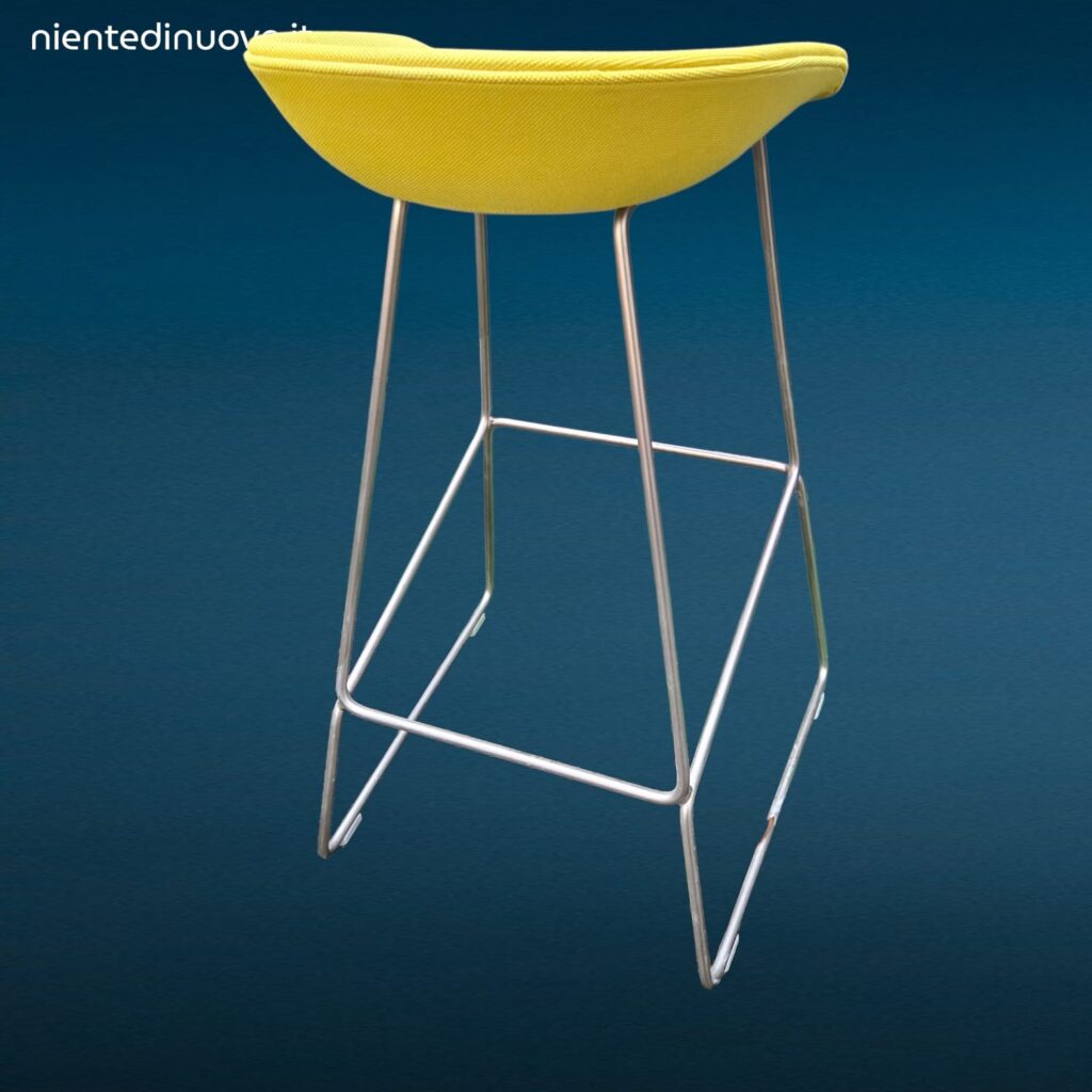 Sgabello minimalista in acciaio colore giallo acido e azzurro