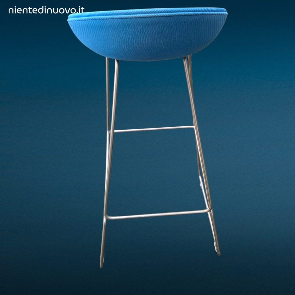 Sgabello minimalista in acciaio colore giallo acido e azzurro