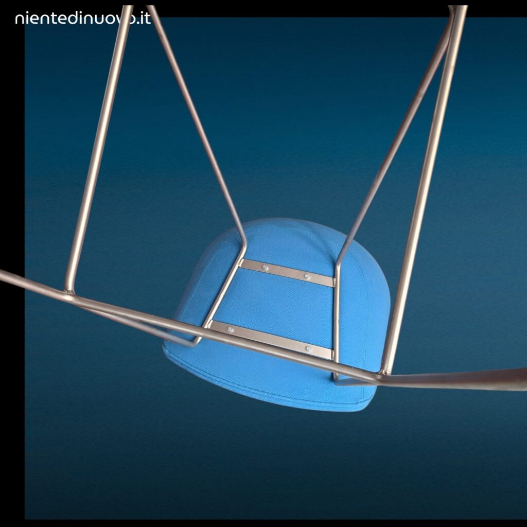 Sgabello minimalista in acciaio colore giallo acido e azzurro