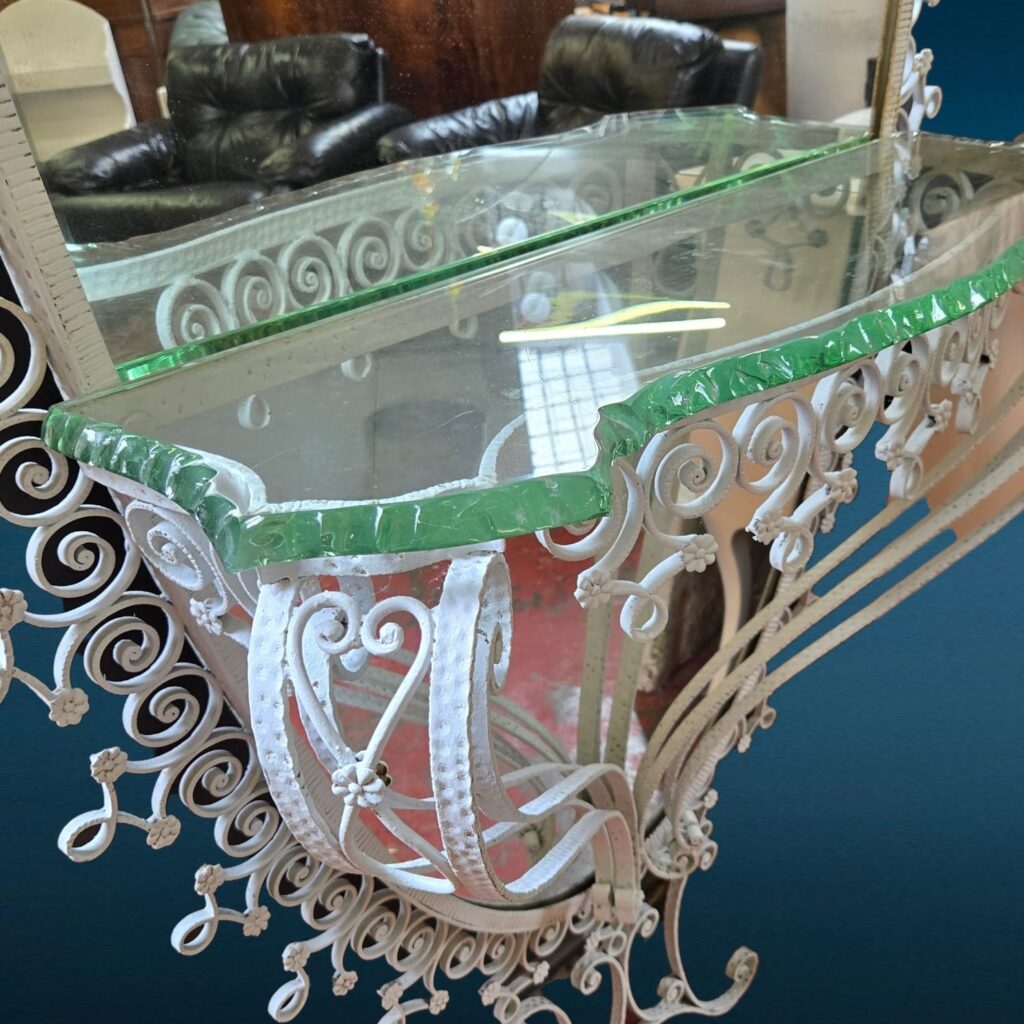 Specchiera ovale anni 50 Pierluigi Colli in ferro martellinato con mensola