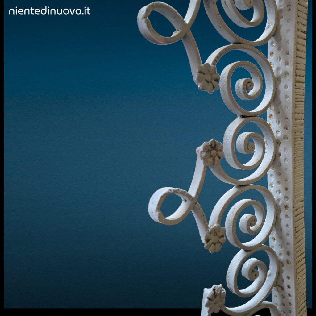 Specchiera ovale anni 50 Pierluigi Colli in ferro martellinato con mensola