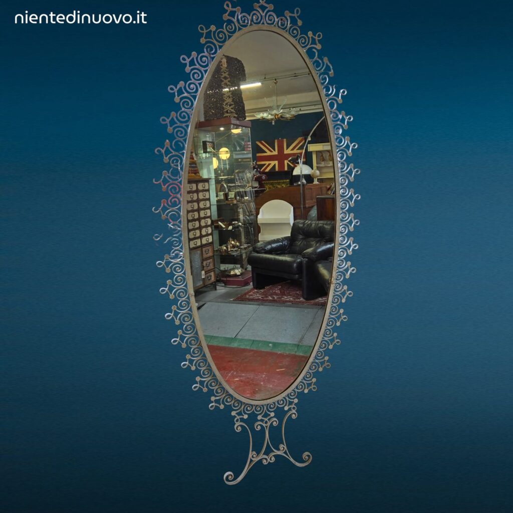 Specchiera ovale anni 50 Pierluigi Colli in ferro martellinato con mensola