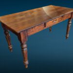 Tavolo rustico in larice massello di fine Ottocento con cassetto centrale