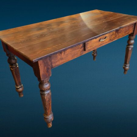 Tavolo rustico in larice massello di fine Ottocento con cassetto centrale