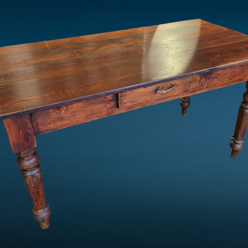 Tavolo rustico in larice massello di fine Ottocento con cassetto centrale