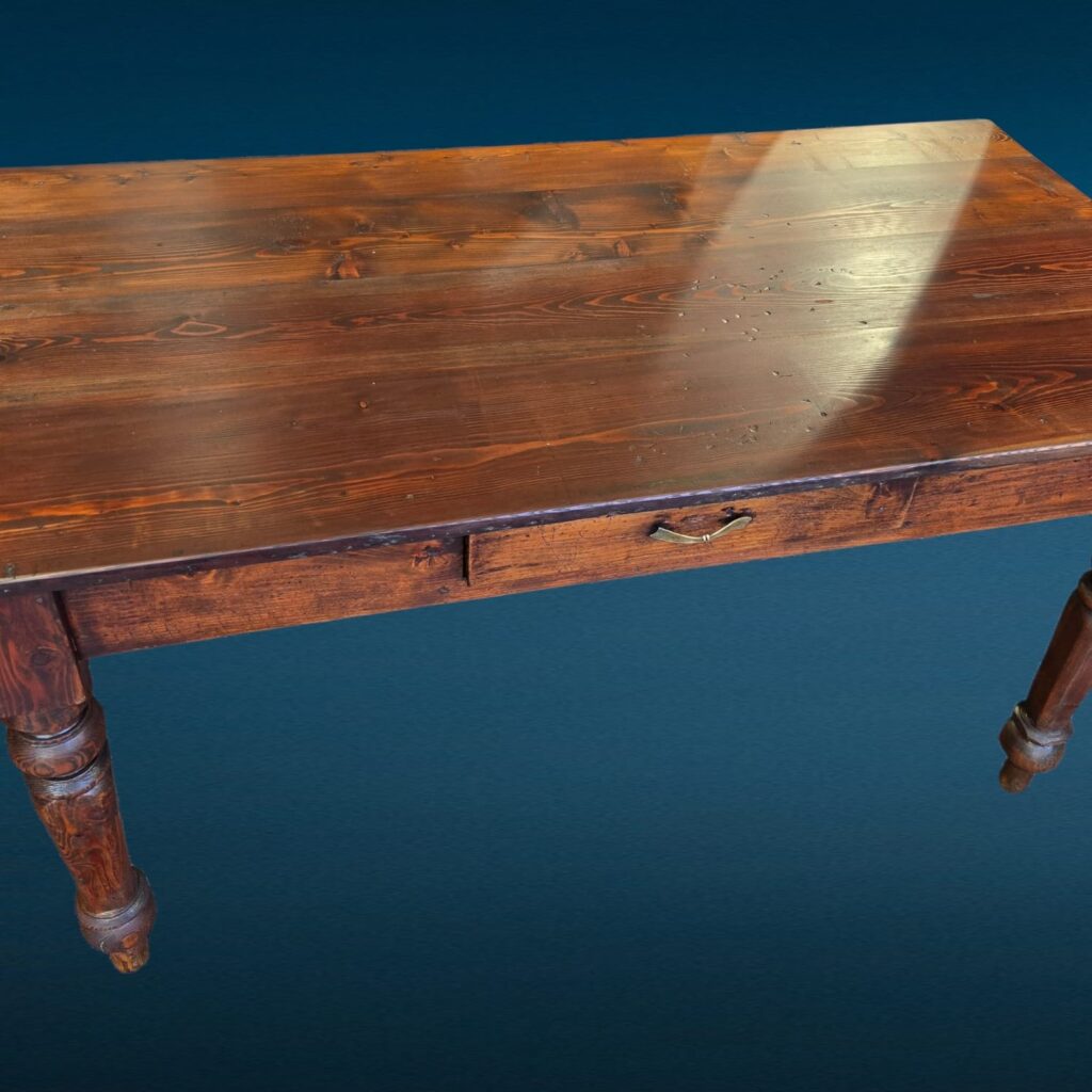 Tavolo rustico in larice massello di fine Ottocento con cassetto centrale