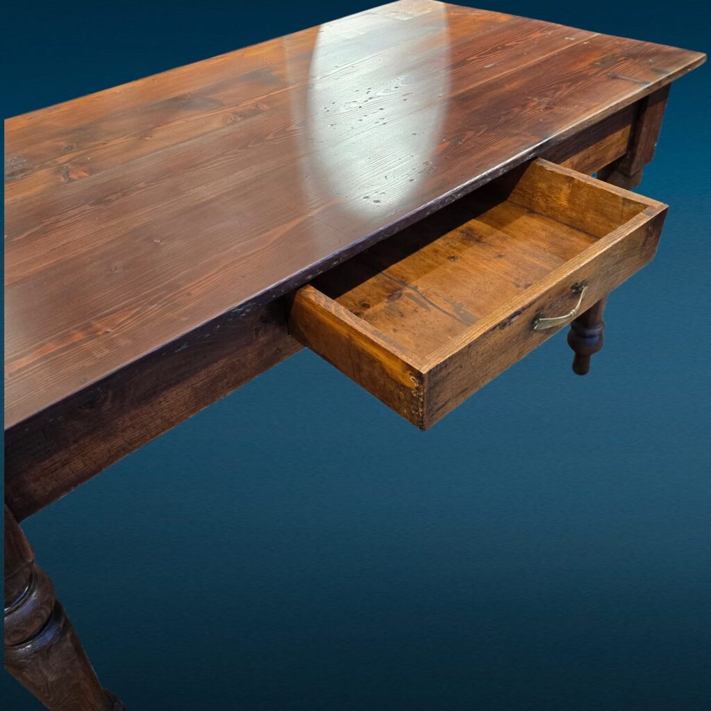 Tavolo rustico in larice massello di fine Ottocento con cassetto centrale