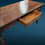 Tavolo rustico in larice massello di fine Ottocento con cassetto centrale