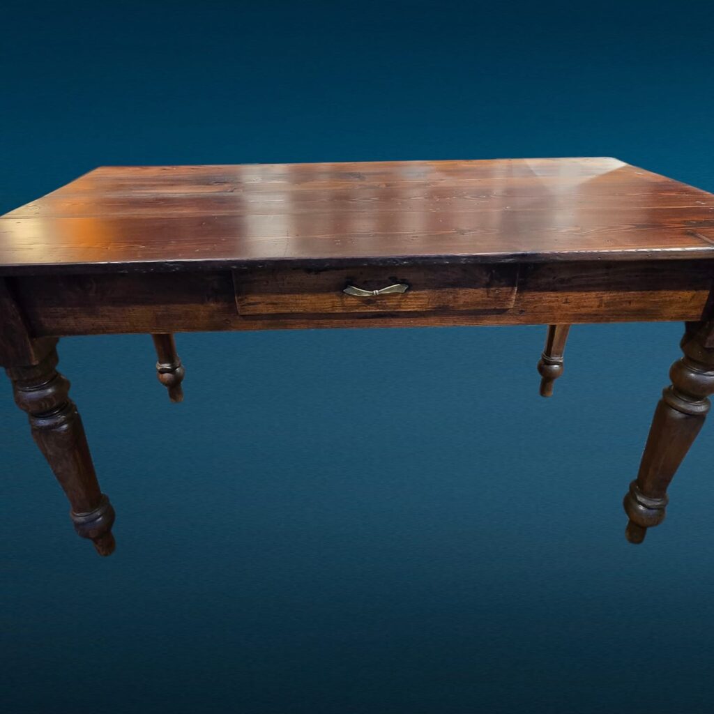 Tavolo rustico in larice massello di fine Ottocento con cassetto centrale