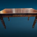 Tavolo rustico in larice massello di fine Ottocento con cassetto centrale