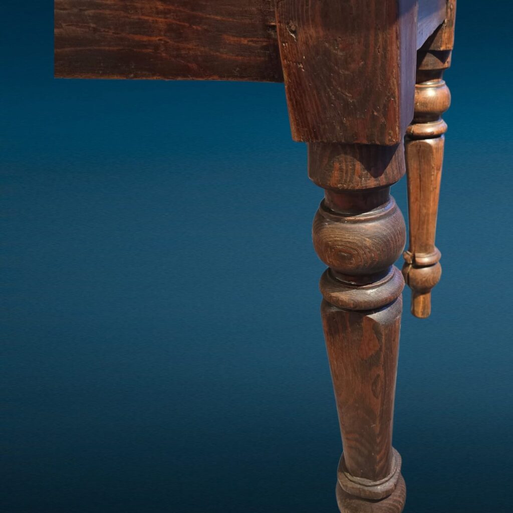 Tavolo rustico in larice massello di fine Ottocento con cassetto centrale