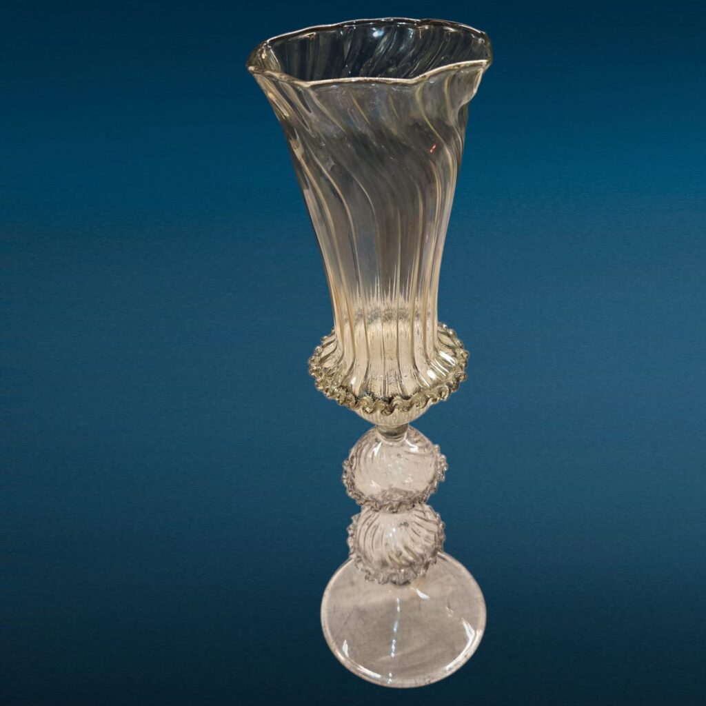 Bicchiere veneziano in vetro soffiato lavorato a mano con piccola foratura alla base