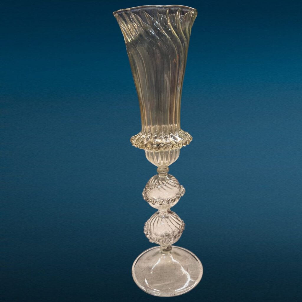 Bicchiere veneziano in vetro soffiato lavorato a mano con piccola foratura alla base