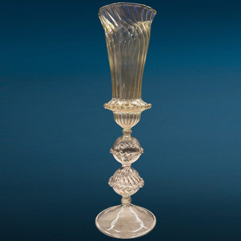 Bicchiere veneziano in vetro soffiato lavorato a mano con piccola foratura alla base