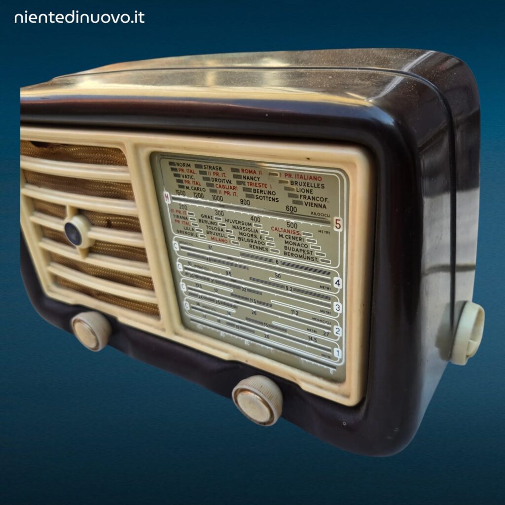 Radio Geloso in bachelite a valvole da tavolo