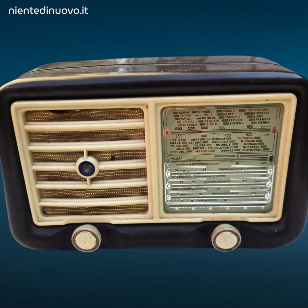 Radio Geloso in bachelite a valvole da tavolo