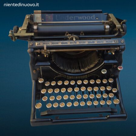 Macchina da scrivere Underwood di inizio Novecento in metallo