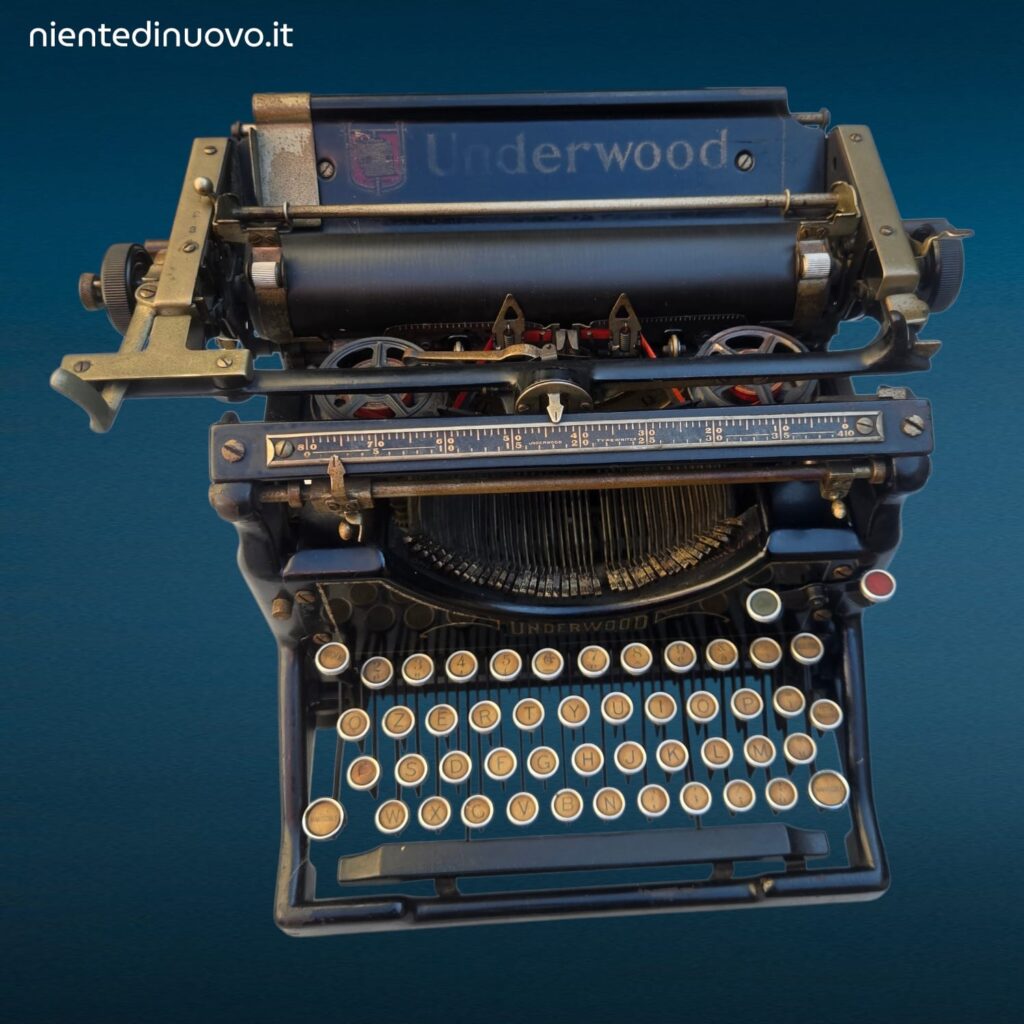 Macchina da scrivere Underwood di inizio Novecento in metallo