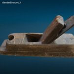 Vecchia pialla in legno da falegname con segni di usura