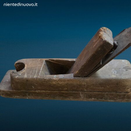 Vecchia pialla in legno da falegname con segni di usura