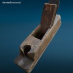 Vecchia pialla in legno da falegname con segni di usura