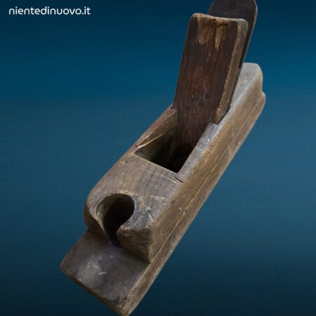 Vecchia pialla in legno da falegname con segni di usura