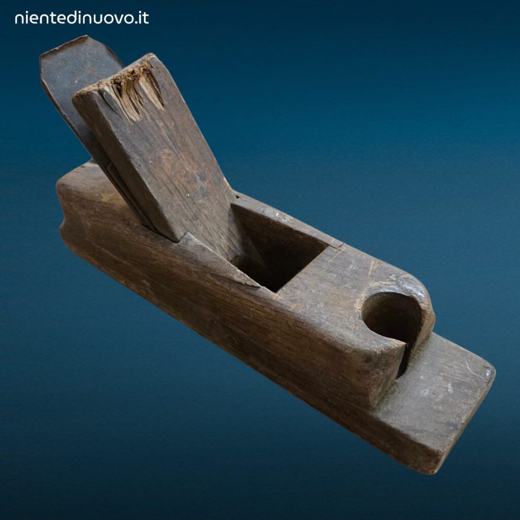 Vecchia pialla in legno da falegname con segni di usura