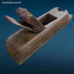 Vecchia pialla in legno da falegname con segni di usura