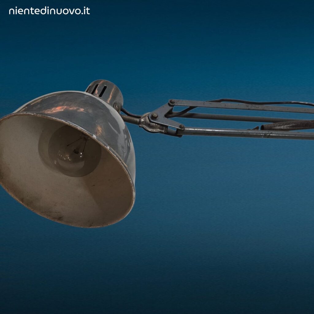 Lampada tecnica a snodo anni Sessanta in metallo con molle e staffa