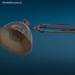 Lampada tecnica a snodo anni Sessanta in metallo con molle e staffa