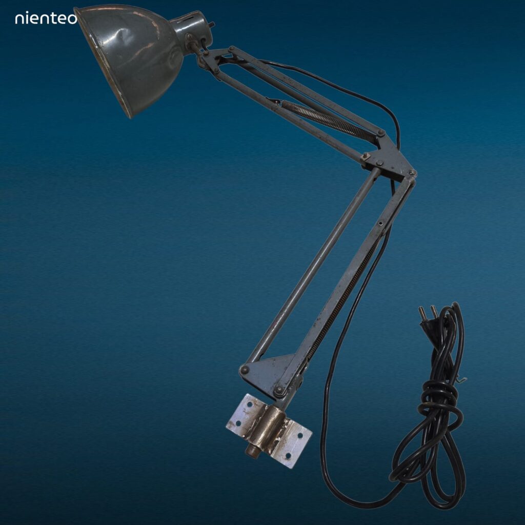 Lampada tecnica a snodo anni Sessanta in metallo con molle e staffa