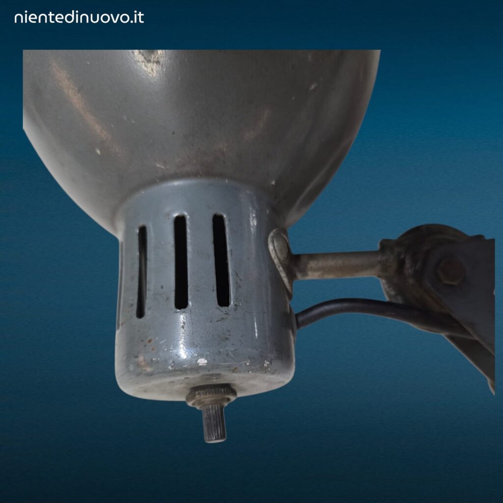 Lampada tecnica a snodo anni Sessanta in metallo con molle e staffa