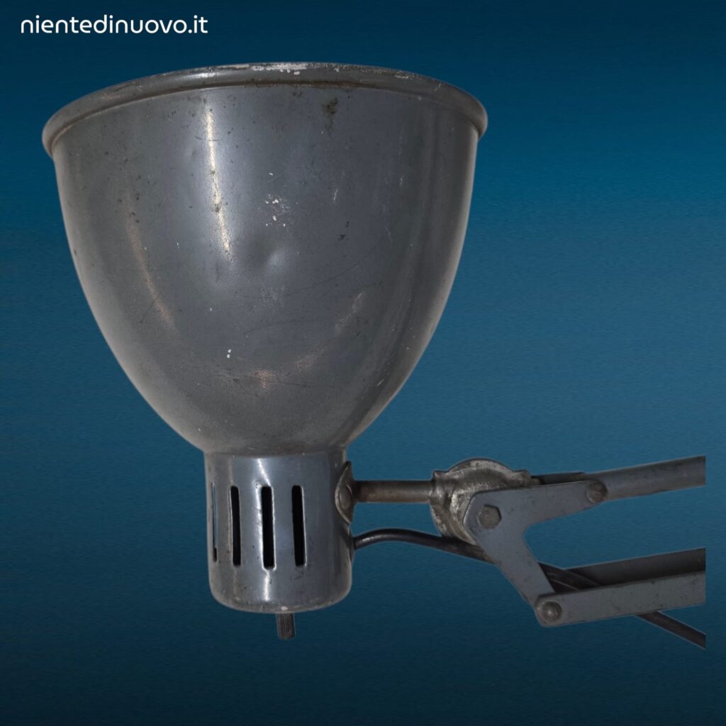 Lampada tecnica a snodo anni Sessanta in metallo con molle e staffa