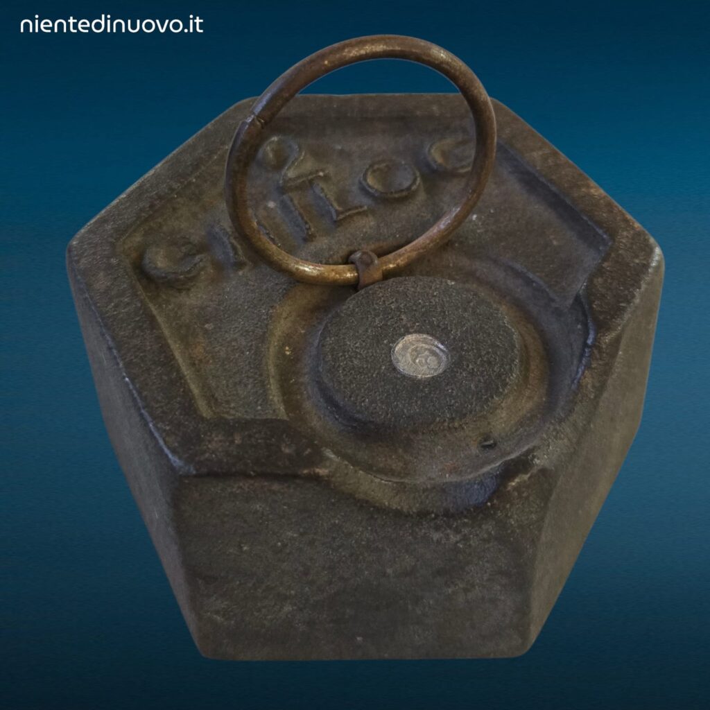 Vecchio peso esagonale da 2 kg con anello per bilancia a stadera