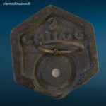 Vecchio peso esagonale da 2 kg con anello per bilancia a stadera