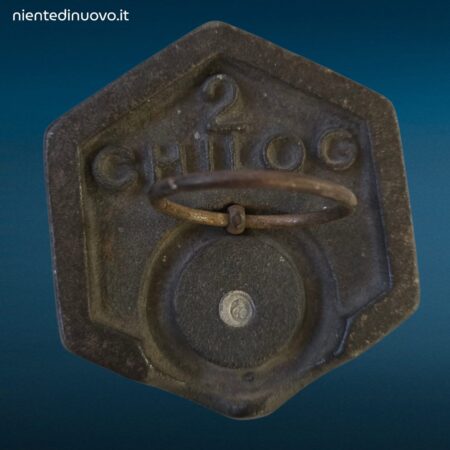 Vecchio peso esagonale da 2 kg con anello per bilancia a stadera