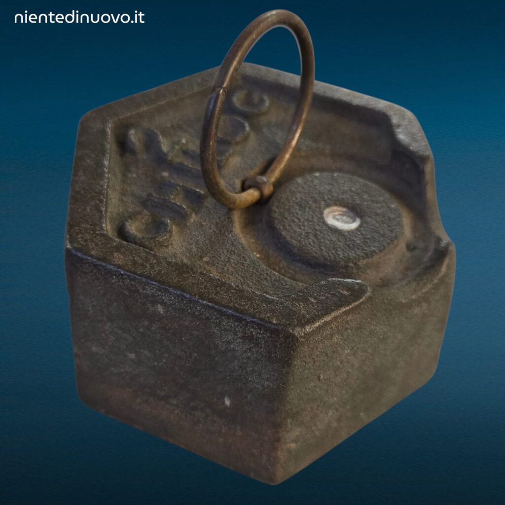 Vecchio peso esagonale da 2 kg con anello per bilancia a stadera