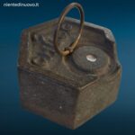 Vecchio peso esagonale da 2 kg con anello per bilancia a stadera