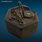 Vecchio peso esagonale da 2 kg con anello per bilancia a stadera