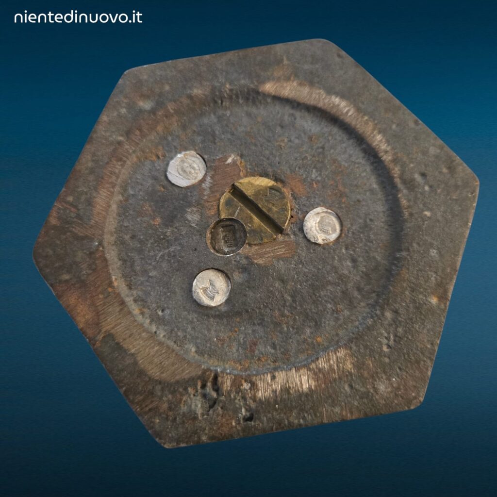 Vecchio peso esagonale da 2 kg con anello per bilancia a stadera