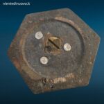 Vecchio peso esagonale da 2 kg con anello per bilancia a stadera