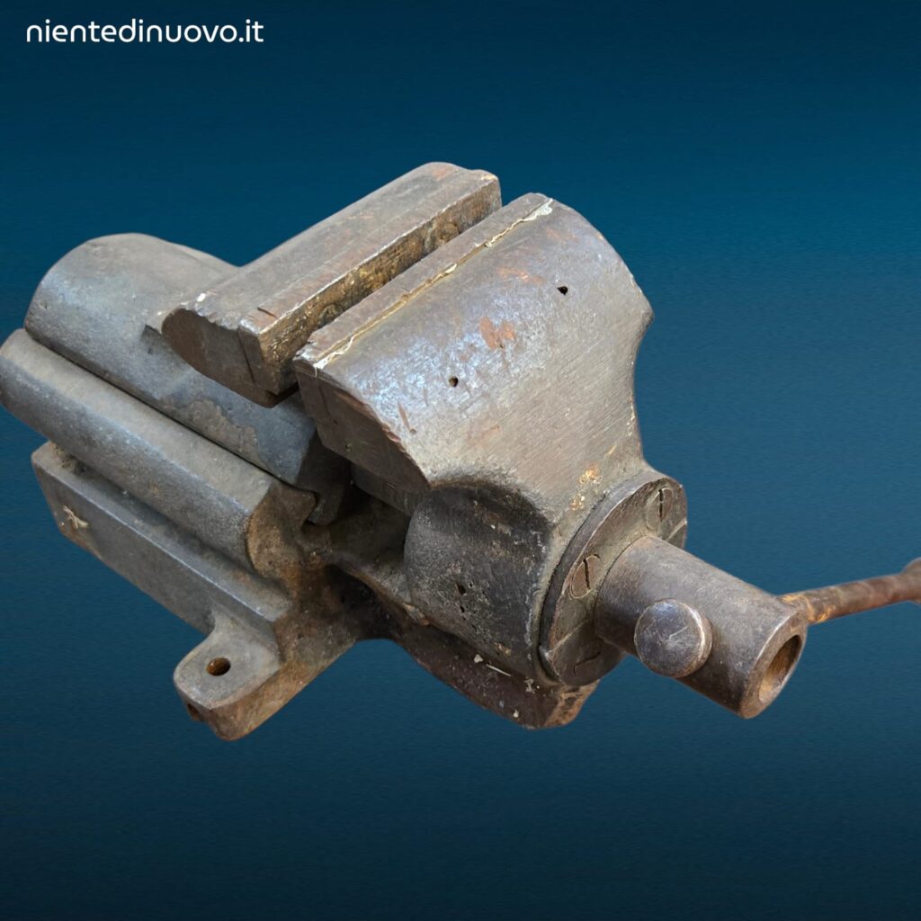 41552.jpg Vecchia morsa in ferro da banco di medie dimensioni in buono stato