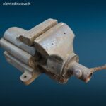 41552.jpg Vecchia morsa in ferro da banco di medie dimensioni in buono stato