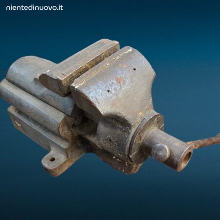 Vecchia morsa in ferro da banco di medie dimensioni in buono stato