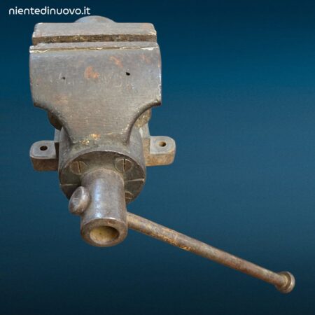 Vecchia morsa in ferro da banco di medie dimensioni in buono stato