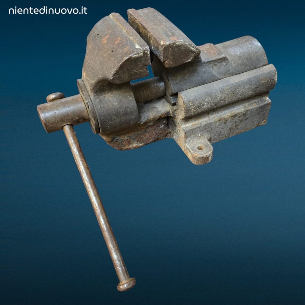 Vecchia morsa in ferro da banco di medie dimensioni in buono stato