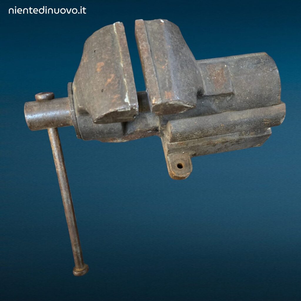 Vecchia morsa in ferro da banco di medie dimensioni in buono stato