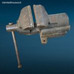 41552_3.jpg Vecchia morsa in ferro da banco di medie dimensioni in buono stato